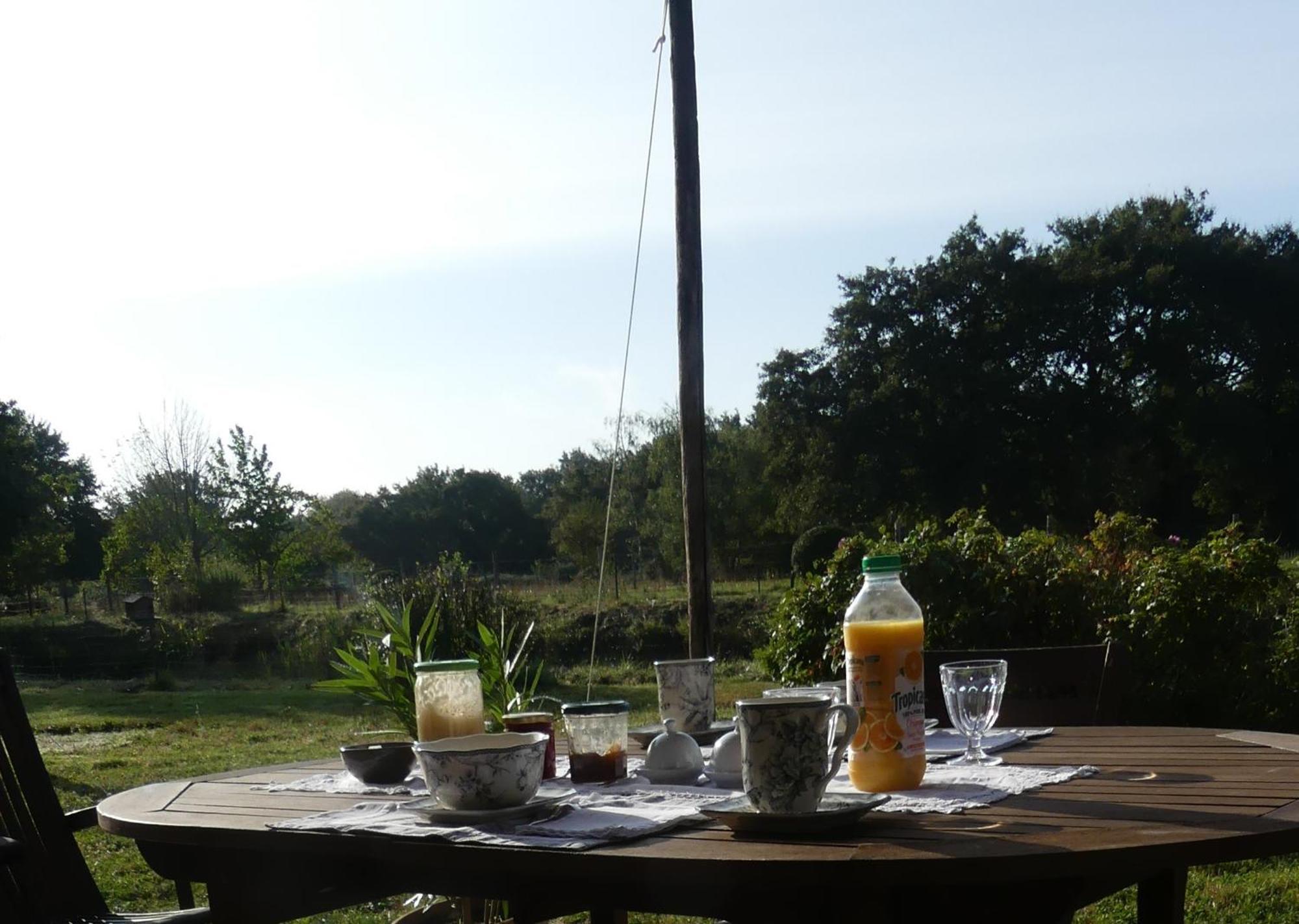 La Petite Lande Bed & Breakfast Menil Exterior photo